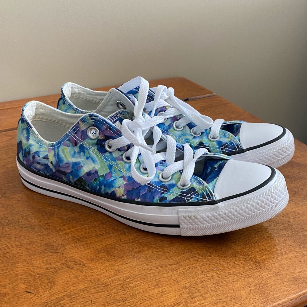 Women’s size 8 Converse Chuck Taylor Sneakers